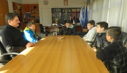 Επίσκεψη μαθητών του Γυμνασίου που διαμένουν στον Λυκότραφο με σκοπό τη βελτίωση του γηπέδου του χωριού τους.