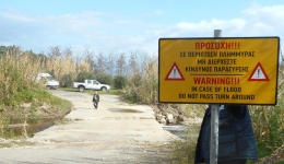 Τοποθέτηση ενημερωτικών πινακίδων με προειδοποιητικό περιεχόμενο πλημμύρας απο το Δήμο Μεσσήνης.