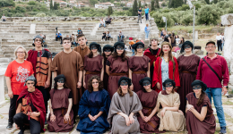 Οι παραστάσεις «Ιφιγένεια εν Ταύροις» από το 1ο Γενικό Λύκειο Χίου και «Αγαμέμνων & Χοηφόροι» από το 1ο Γενικό Λύκειο Μεσσήνης παρουσιάστηκαν σήμερα στην Αρχαία Μεσσήνη