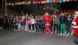 Γέμισε Άι-Βασίληδες στον 5ο Νυχτερινό Αγώνα Δρόμου η κεντρική πλατεία Μεσσήνης